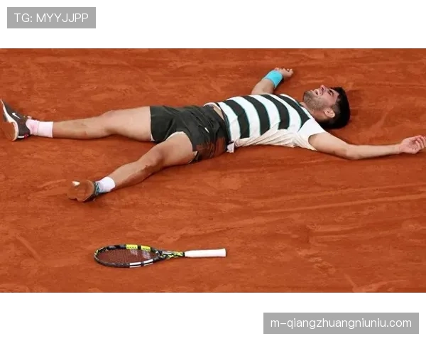 迈阿密网球大师赛决赛，阿尔卡拉斯救赛点后激情跪地庆祝